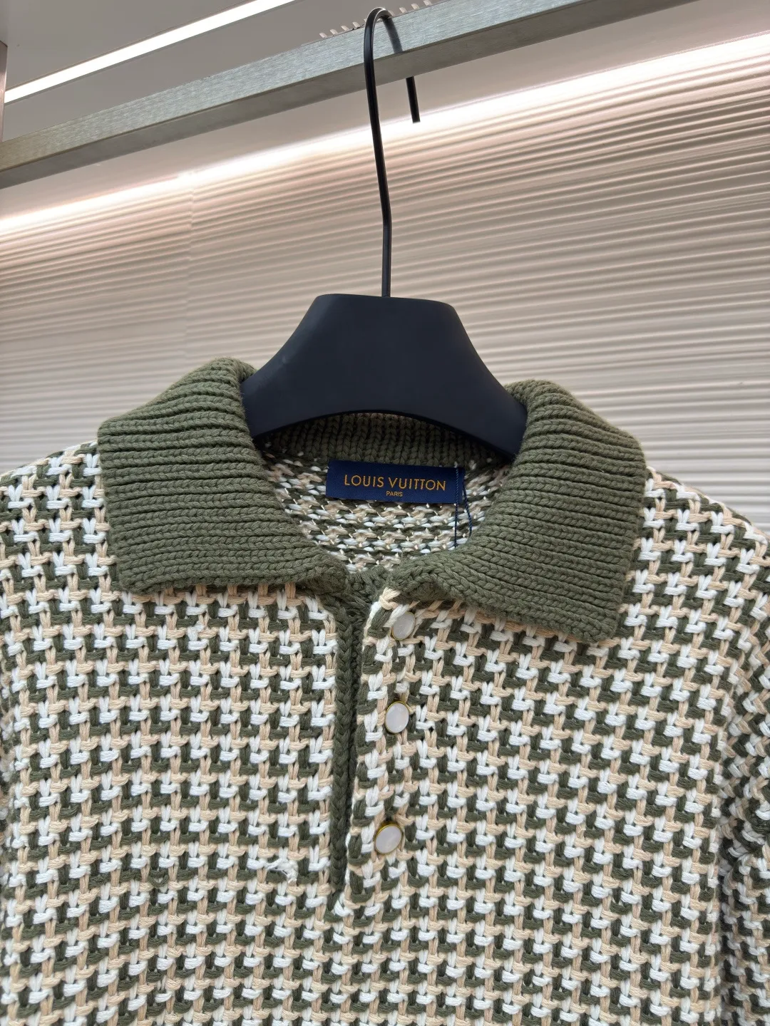 LOUIS VUITTON colorblock jacquard knitted short-sleeved polo shirt ●Item number: 1680285-B20 ●Fabric: woven fabric ●Technology: jacquard knitting ●Version: fitted version ●Weight: about 1000 grams ●Size: S-M-L-XL ●Description: It is made of YB custom-woven cotton fabric, which is naturally soft and comfortable for the upper body. It has first-class breathability, allowing the skin to breathe freely and is not prone to sweating due to hot weather; the grid lines are straight without any distortion and deformation, and YB is disassembled for accurate positioning during the weaving process; the neckline is knitted finely, stiffly and stylishly, which can be used very easily It maintains its shape well and is not easy to loosen after multiple wears; the edges of the folds are flat and naturally connected with the main body; the buttons are of high quality, warm in color, firmly embedded in the clothes, and open and close smoothly; the ribbed cuffs and hem have just the right amount of elasticity to be comfortable to wear, and the overall design and practicality are both there. The overall wiring is straight and delicate, the fabric is comfortable and soft, and the color is consistent without color difference. It can be matched with the same style to create a fashionable look and control various occasions. Customized accessories, complete with three standards, same style for men and women!
